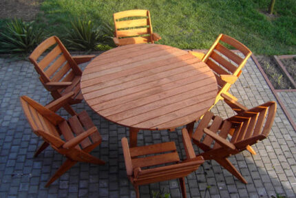 záhradný stôl okrúhly a stoličky