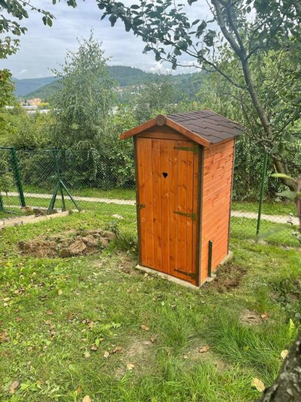 drevená latrína